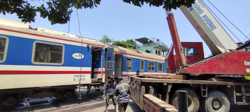 Cần cẩu được đưa đến hiện trường.