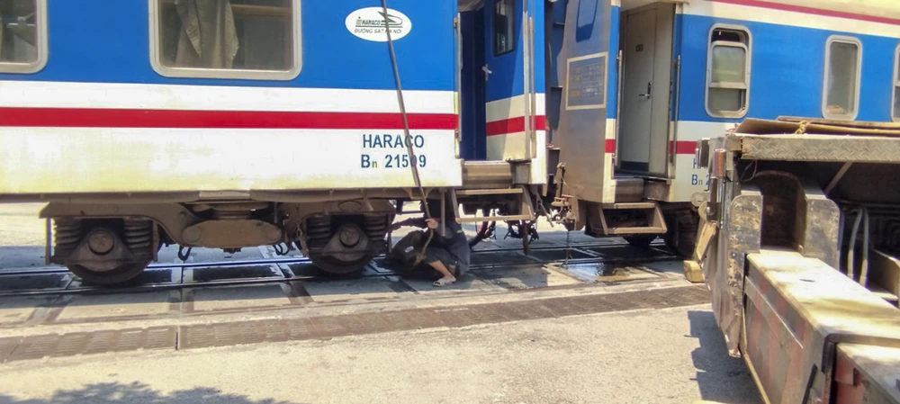 Đến khoảng 12 giờ 50, toa tàu ở vị trí chặn đường Điện Biên Phủ đã được đưa đi, tuyến đường Điện Biên Phủ thông tuyến một chiều.