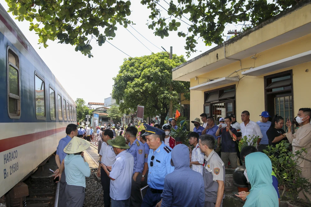 Trên tàu SE1 thời điểm này có khoảng 355 hành khách.