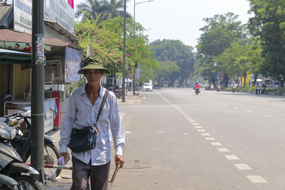 Trời nắng nóng trên các tuyến đường xứ Huế ít người qua lại. Ảnh: VĂN LUÂN