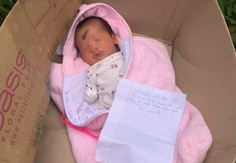 Cháu bé bị bỏ rơi cùng với lời nhắn.