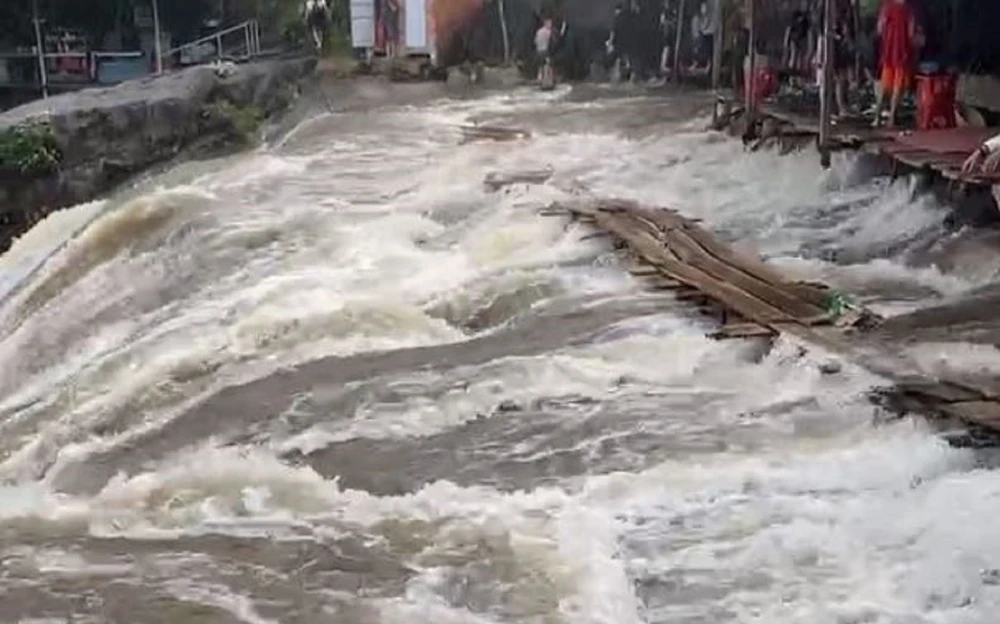 Nước lũ đổ về khiến nhiều người hoảng hốt. Ảnh: ND Nước lũ đổ về khiến nhiều người hoảng hốt. Ảnh: ND