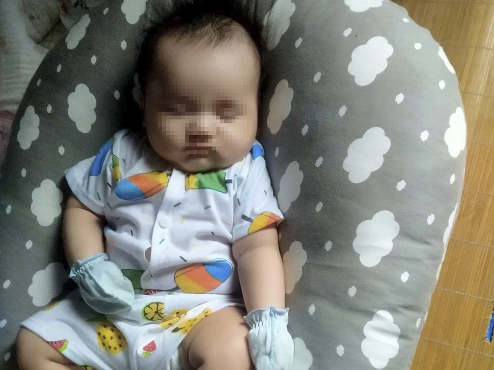 Cháu bé bị bỏ rơi được người dân phát hiện.