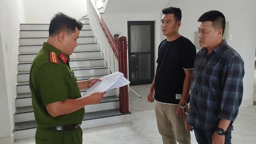 Nguyễn Thanh Tú và Nguyễn Văn Nghĩa tại cơ quan công an.