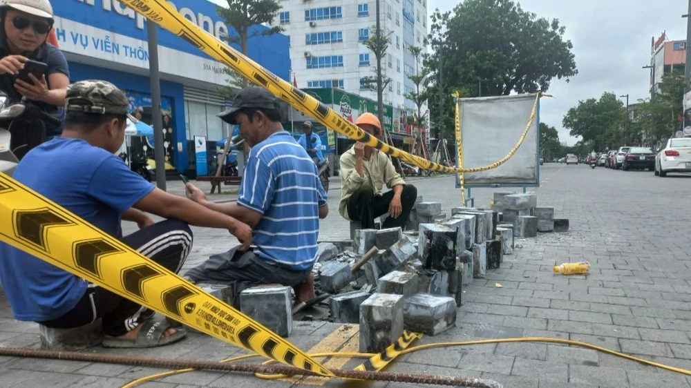 Các công nhân có mặt để khắc phục sửa chữa ở phố đi bộ Hai Bà Trưng.