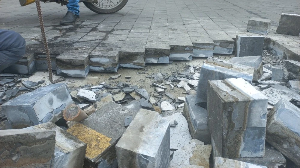 Các công nhân đang khắc phục vị trí hư hỏng.