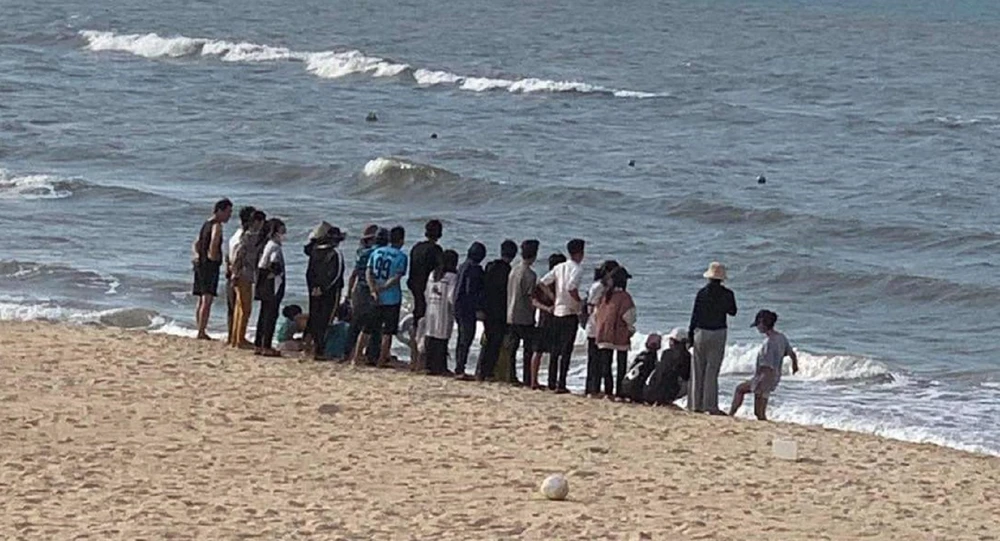 Người dân tham gia tìm kiếm học sinh gặp nạn. Ảnh: MT