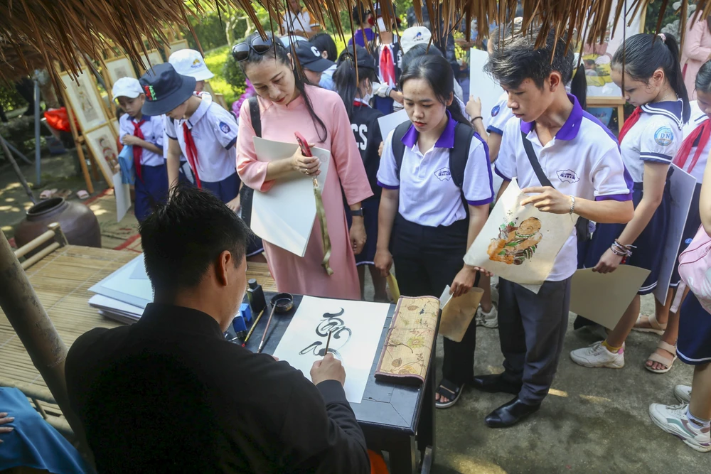 Lễ hội làng Dương Nỗ được diễn ra từ ngày 16-18 tháng 5. Trong ngày, 17-5, có rất đông người dân, du khách và các em học sinh tại các trường trên địa bàn đến tìm hiểu lịch sử và tham gia vào các hoạt động của lễ hội.