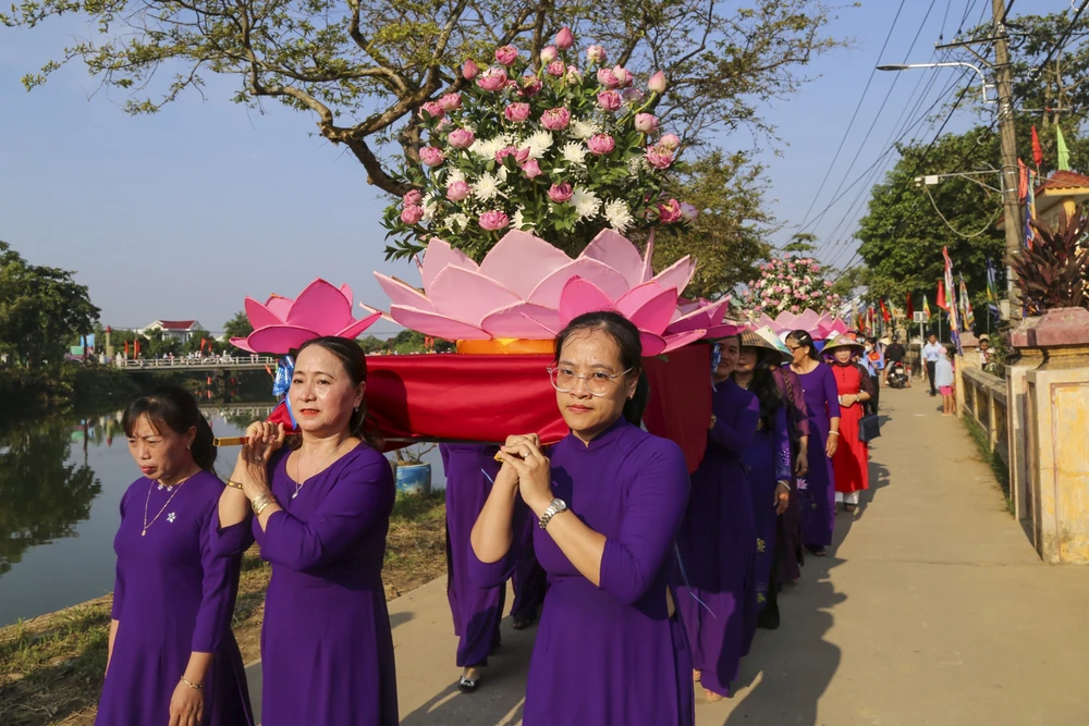 Tại lễ hội diễn ra nhiều hoạt động đặc sắc, ý nghĩa như Lễ rước hoa Sen và dâng hoa, dâng hương lên Chủ tịch Hồ Chí Minh.
