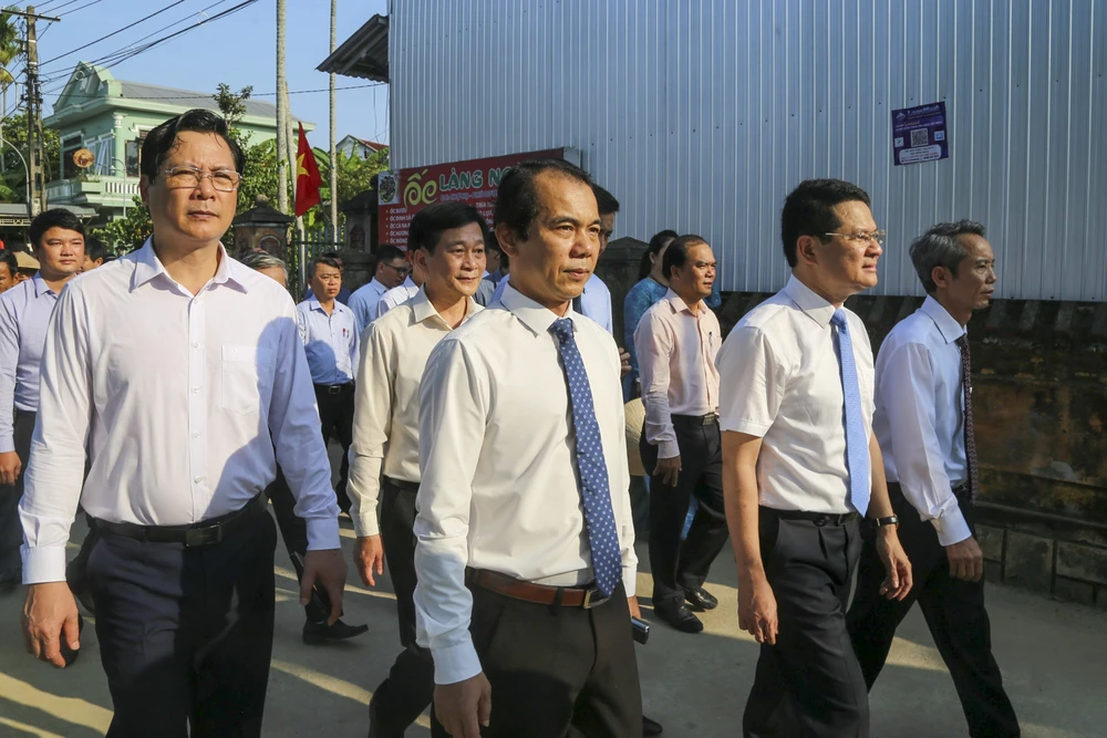 Lãnh đạo UBND tỉnh Thừa Thiên Huế, đại diện các đoàn thể trong tỉnh cùng người dân địa phương tham dự lễ.
