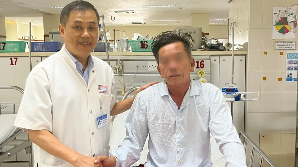 Ông Vũ Đức Duy đã qua cơn nguy kịch sau thời gian cấp cứu tại BV Trung ương Huế. Ảnh: ND Ông Vũ Đức Duy đã qua cơn nguy kịch sau thời gian cấp cứu tại BV Trung ương Huế. Ảnh: ND
