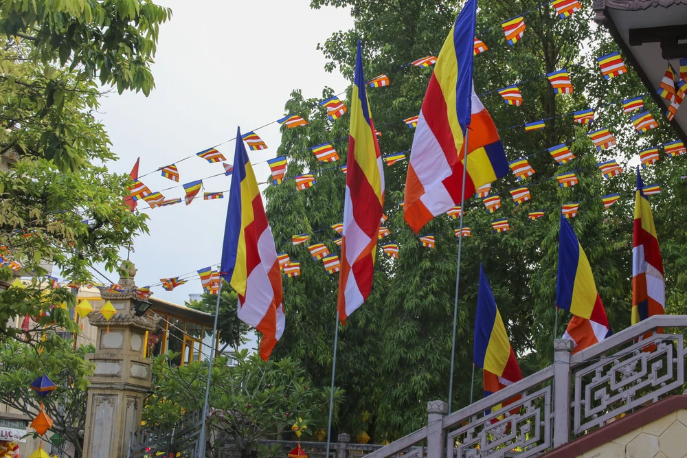 Những ngồi chùa được trang trí rực rỡ sắc màu.