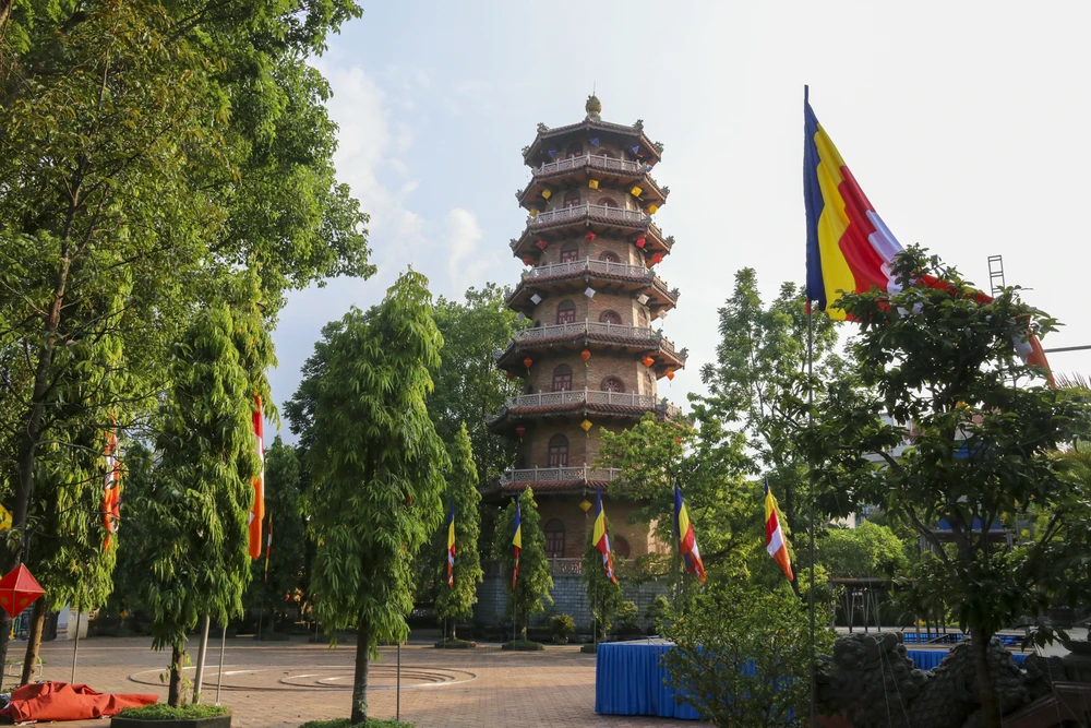 Tất cả tạo thành một khung cảnh linh thiêng ngập tràn không khí hân hoan của người dân xứ Huế đón chào mùa Phật đản Phật lịch 2567.