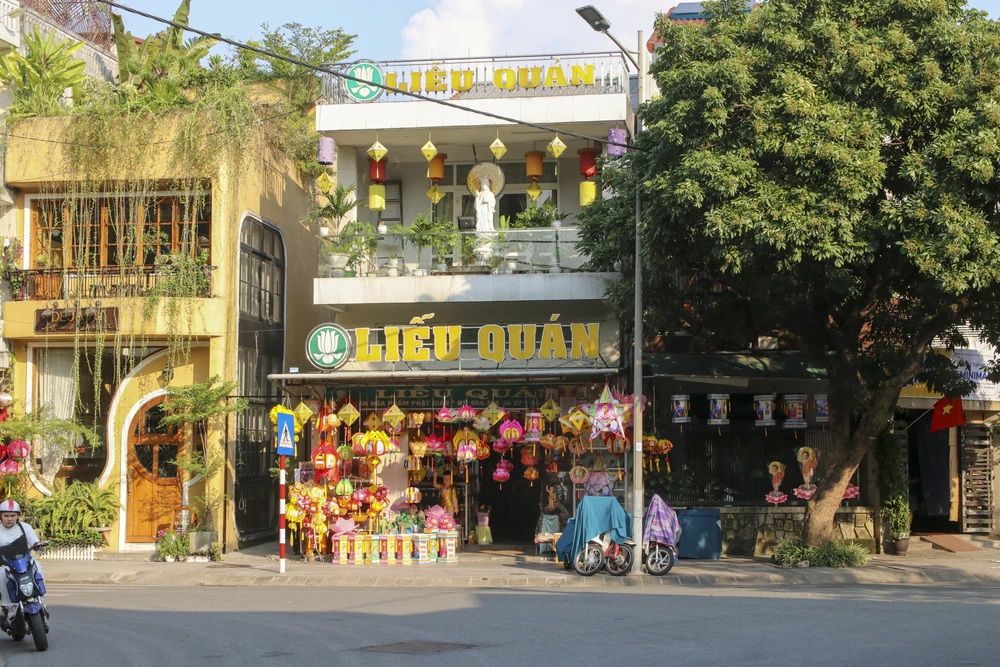 Tại các cơ sở bày bán đa dạng các vật dụng để phật tử mua về trang trí.