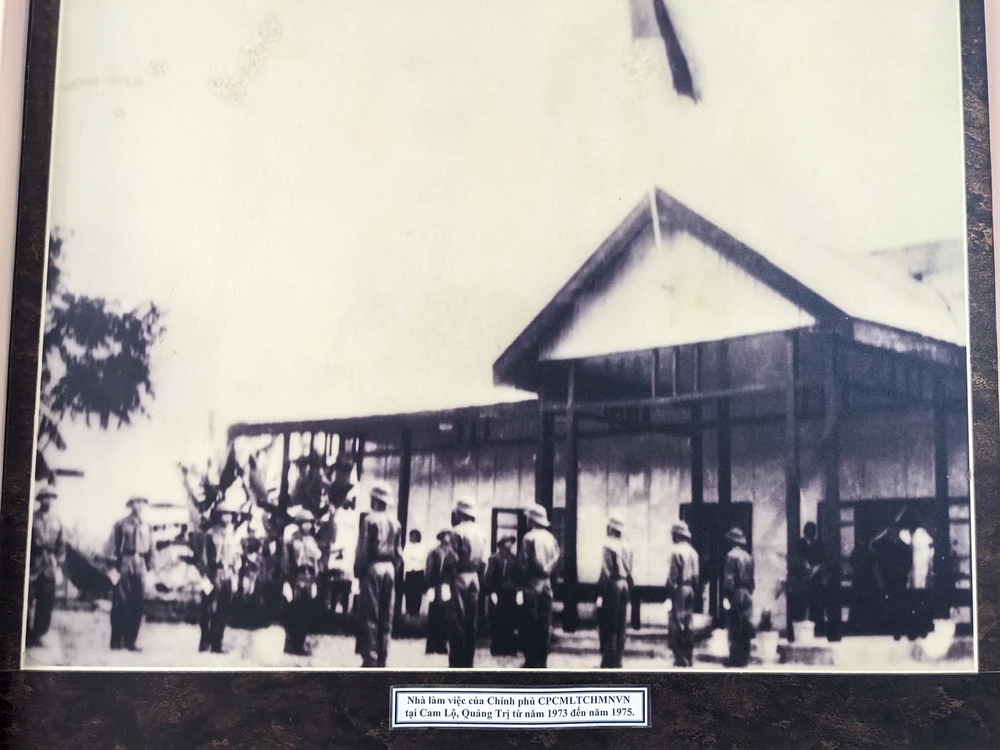 Trụ sở được xây dựng và chính thức đi vào hoạt động ngày 6-6-1973. Tại đây đã đã diễn ra lễ mít tinh trọng thể, Chính phủ Cách mạng lâm thời CHMNVN ra mắt quốc dân đồng bào trước sự chào mừng của hàng vạn đồng bào và chiến sĩ Quảng Trị, cùng đại biểu 19 nước và đông đảo phóng viên báo chí quốc tế. Ảnh: NGUYỄN DO