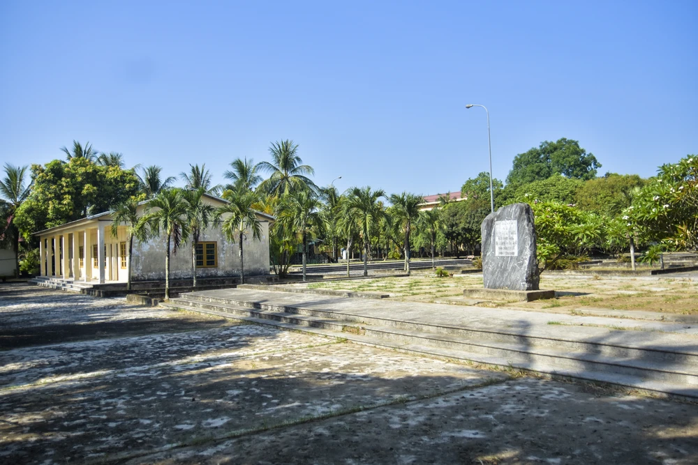 Trong khuôn viên di tích Chính phủ Cách mạng lâm thời CHMNVN còn nhiều dãy nhà bị hư hỏng chưa được phục dựng, hiện cơ quan chức năng đặt những tấm bia ghi chức năng các dãy nhà trên nền móng cũ. Trên ảnh là dãy nhà lưu trú của các nước đến làm việc và trình Quốc thư với Chính phủ Cách mạng lâm thời CHMNVN. Ảnh: NGUYỄN DO