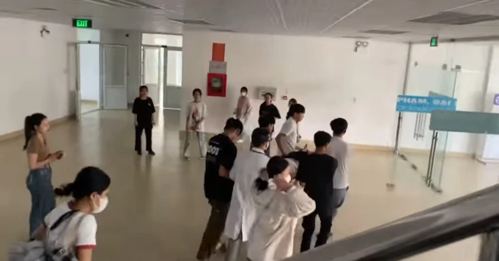 Em PTN được các bạn cùng lớp đưa ra xe cấp cứu để đến bệnh viện.