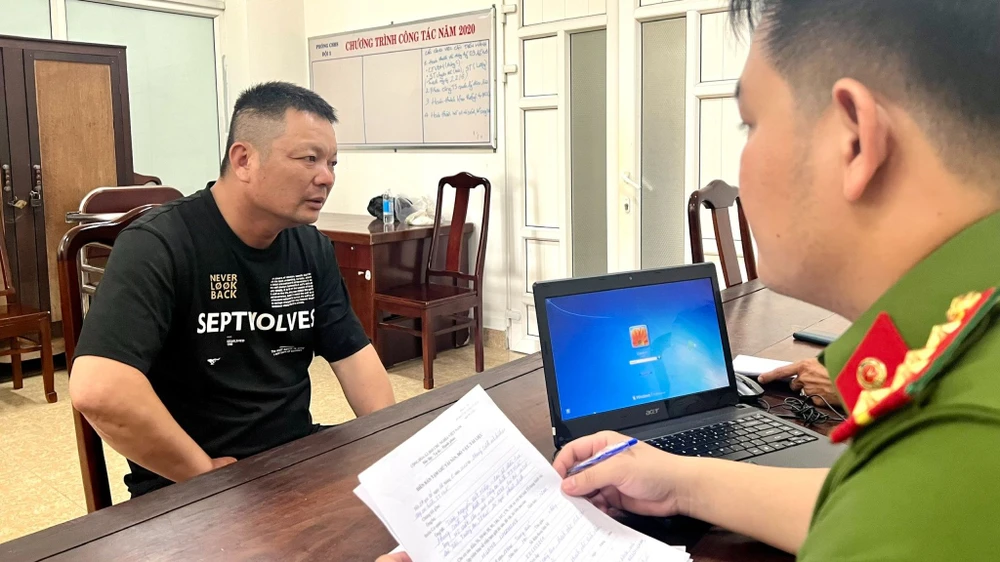 Huang Linzhong tại cơ quan công an. Ảnh: QUỐC ANH