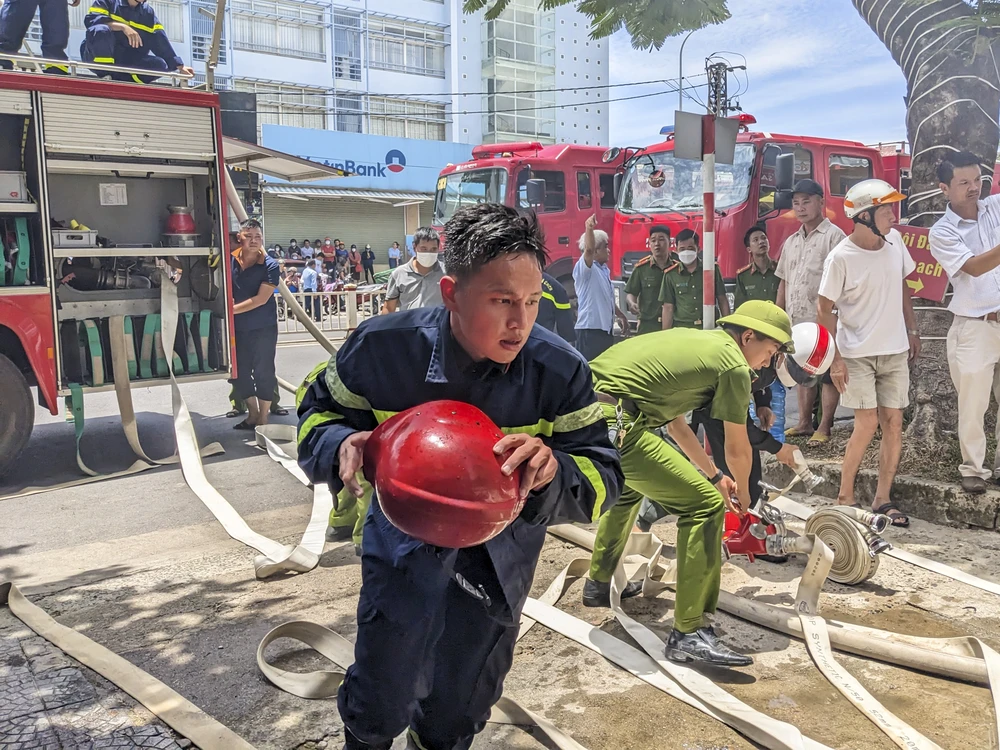 Các chiến sĩ Phòng CS PCCC&amp;CHCN tham gia dập lửa. Ảnh: ND