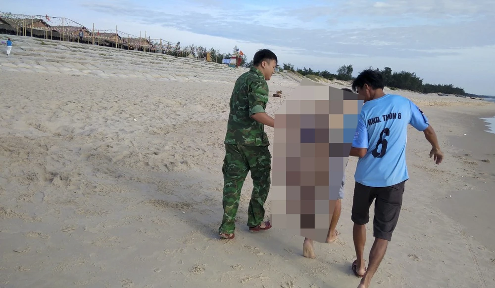 Ông Phước được đưa đi cấp cứu.