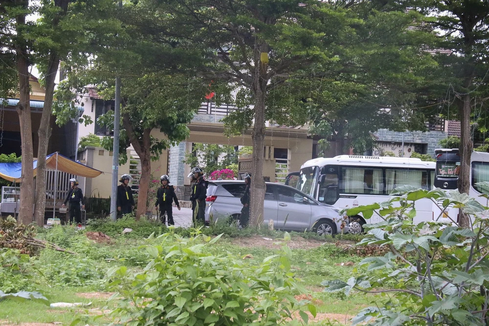 Công an bảo vệ tại khu vực khám xét.