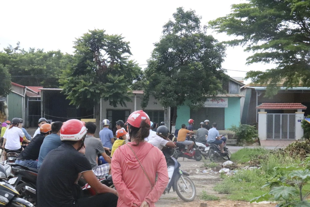 Rất đông người dân theo dõi việc khám xét.