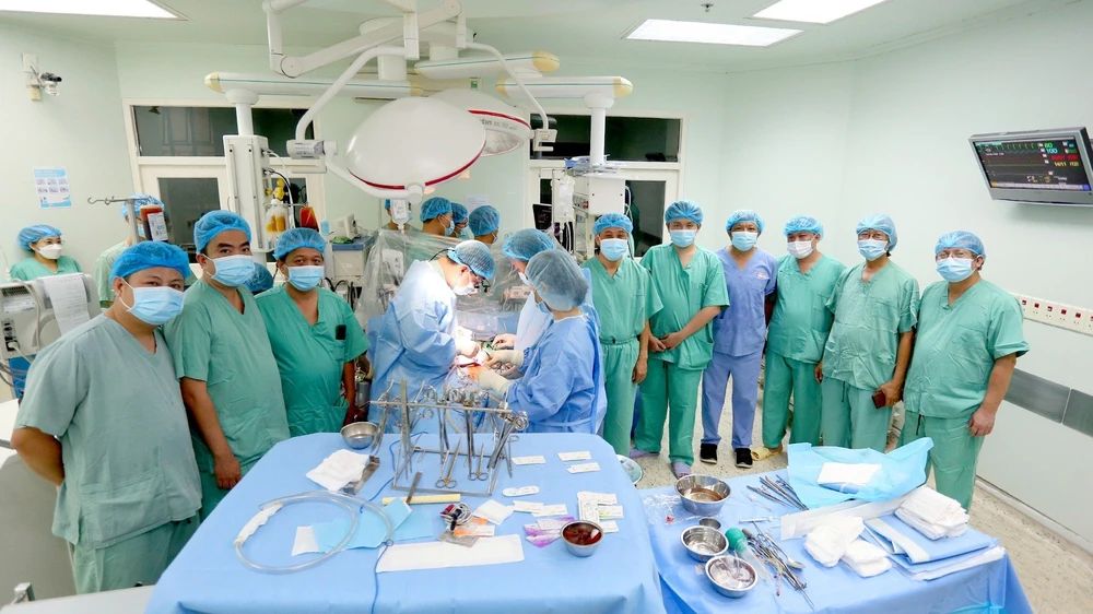 Ekip các y bác sĩ Bệnh viện Trung ương Huế thực hiện ca ghép tim.
