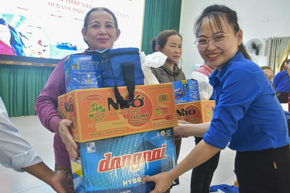 Chị Hoàng Thị Huyền Trang, Phó Bí Thư đoàn cơ sở Sở NN&PTNT tỉnh Quảng Trị, trao quà cho gia đình các ngư dân. Ảnh: NGUYỄN DO Chị Hoàng Thị Huyền Trang, Phó Bí Thư đoàn cơ sở Sở NN&PTNT tỉnh Quảng Trị, trao quà cho gia đình các ngư dân. Ảnh: NGUYỄN DO