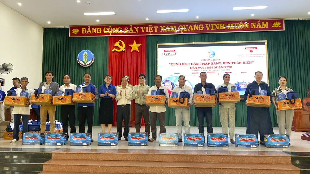 Mỗi phần quà có trị giá mỗi phần quà khoảng 4 triệu đồng. Mỗi phần quà gồm: Bình ắc quy + Đèn Led + Pin Con ó + Một túi thuốc chống nước cùng một thùng mì gói. Ảnh: NGUYỄN DO Mỗi phần quà có trị giá mỗi phần quà khoảng 4 triệu đồng. Mỗi phần quà gồm: Bình ắc quy + Đèn Led + Pin Con ó + Một túi thuốc chống nước cùng một thùng mì gói. Ảnh: NGUYỄN DO