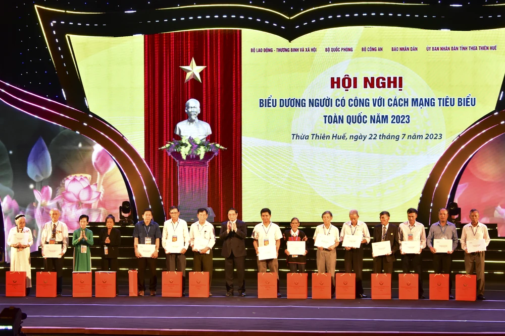 Thủ tướng Phạm Minh Chính trao các kỷ vật cho các thương binh, gia đình liệt sĩ. Ảnh: N.MINH