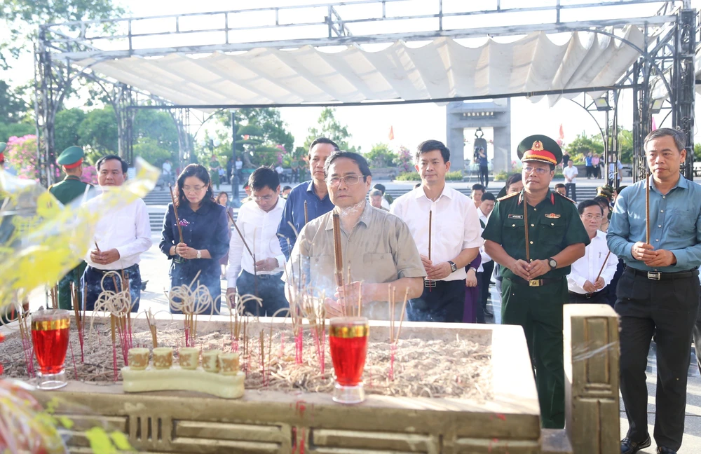 Thủ tướng Phạm Minh Chính dâng hương tại Nghĩa trang liệt sĩ đường 9. Ảnh: ĐĂNG ĐỨC