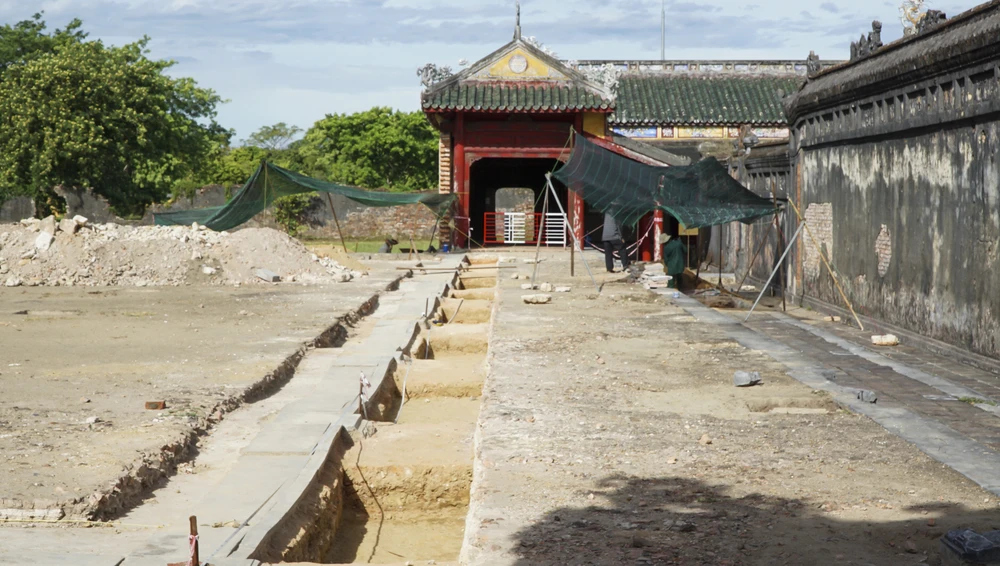 Việc khảo cổ phát hiện các dấu tích nền móng của công trình.