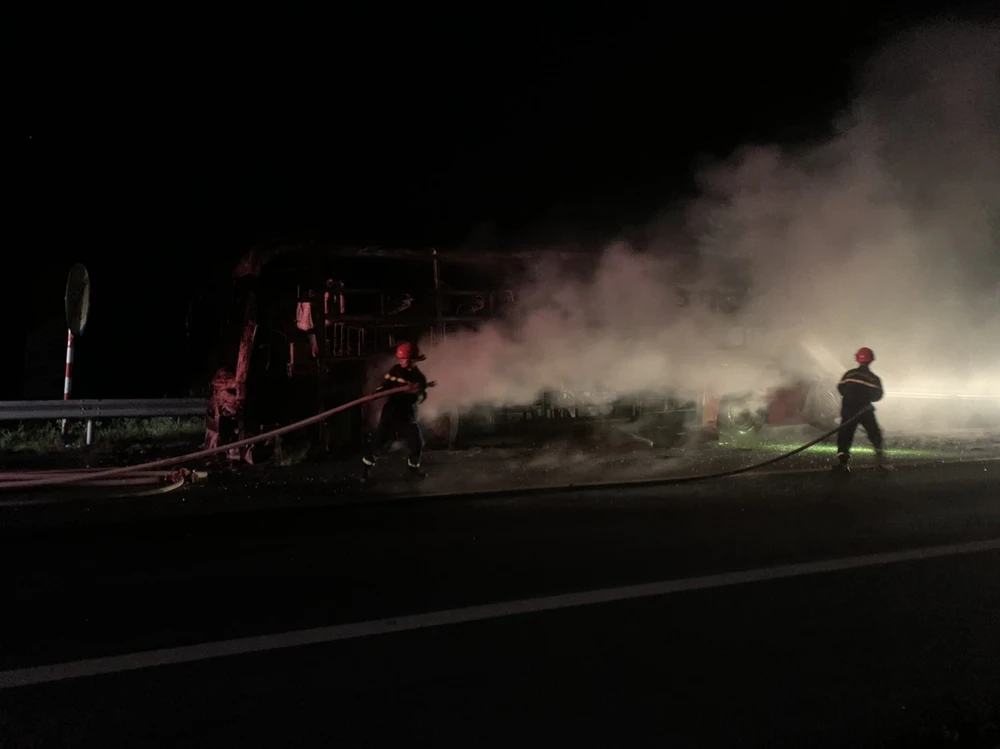 Lực lượng chức năng tham gia dập lửa. Ảnh: BT