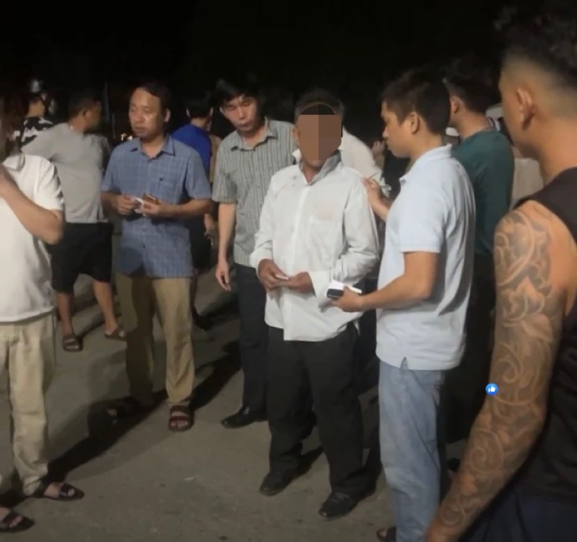 Người đàn ông tên P bị người dân và lực lượng chức năng bắt giữ. Ảnh: BT Người đàn ông tên P bị người dân và lực lượng chức năng bắt giữ. Ảnh: BT