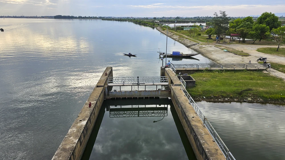 Công trình có các hạng mục chính là cống ngăn mặn, cầu giao thông, đường dẫn hai đầu cầu và âu thuyền.