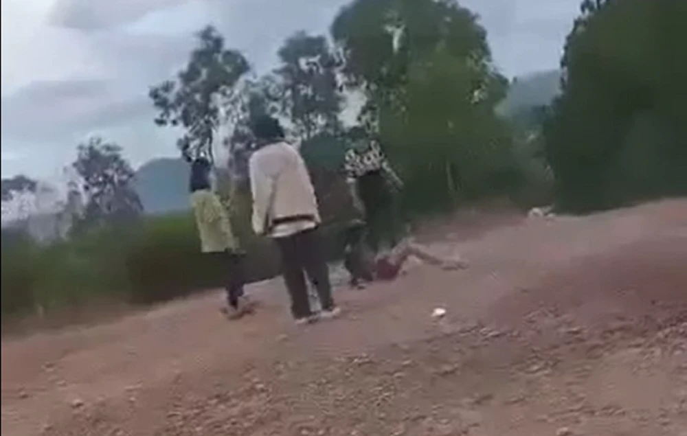 Em NTV bị nhóm học sinh đánh. Ảnh cắt từ clip.