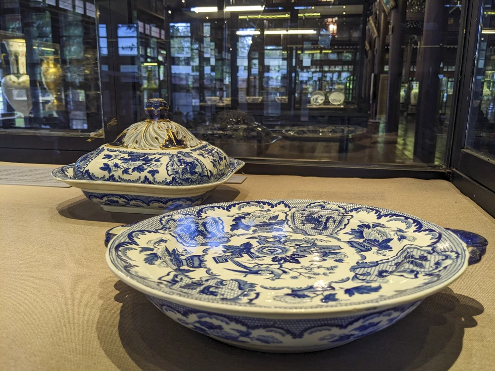 Trải qua biến thiên của lịch sử, Bảo tàng đã nhiều lần thay đổi tên gọi, nhưng trụ sở chính của Bảo tàng vẫn là điện Long An và các thế hệ những người làm công tác bảo tồn, phát huy giá trị di sản văn hoá, di sản cổ vật ngày nay vẫn tiếp tục truyền thống trong việc "sưu tập và bảo tồn những tác phẩm nghệ thuật tiêu biểu phản ánh đầy đủ đời sống chính trị, xã hội, nghệ thuật và nghi lễ của nước Đại Nam". Ảnh: NGUYỄN DO