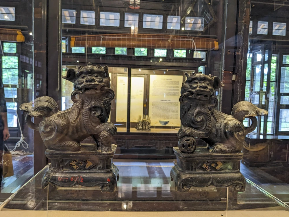 Triển lãm đã trưng bày giới thiệu 100 hiện vật tiêu biểu thời Khải Định, thuộc bộ sưu tập của Bảo tàng Lịch sử Quốc gia và Bảo tàng Cổ vật Cung đình Huế. Ảnh: NGUYỄN DO