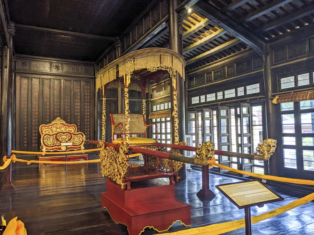 Chiều 24-8, Bảo tàng Cổ vật Cung đình Huế, Trung tâm Bảo tồn Di tích Cố đô Huế phối hợp với Bảo tàng Lịch sử Quốc gia tổ chức tổ chức triển lãm cổ vật với chủ đề "Từ Musée Khải Định đến Bảo tàng Cổ vật Cung đình Huế". Ảnh: NGUYỄN DO