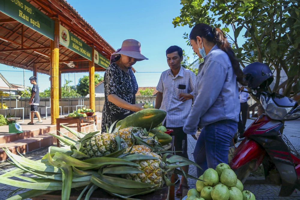 Những nông sản địa phương được đưa đến bày bán tại phiên chợ.