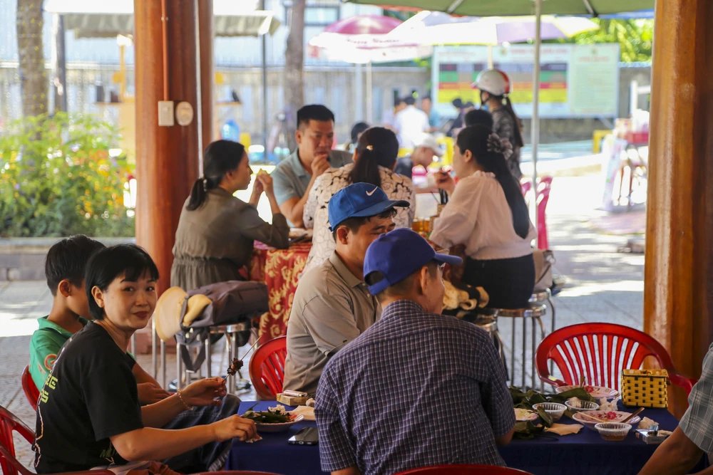 Du khách thưởng thức các món ăn tại chợ phiên.