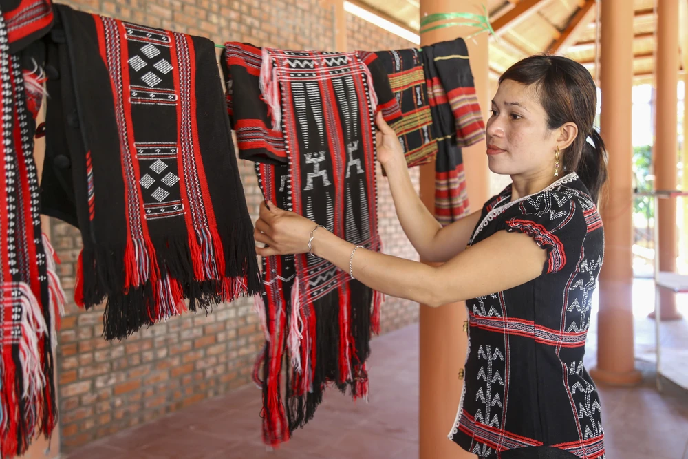 Những sản phẩm thủ công mỹ nghệ của người đồng bào dân tộc thiểu số tại huyện miền núi Nam Đông được bày bán.