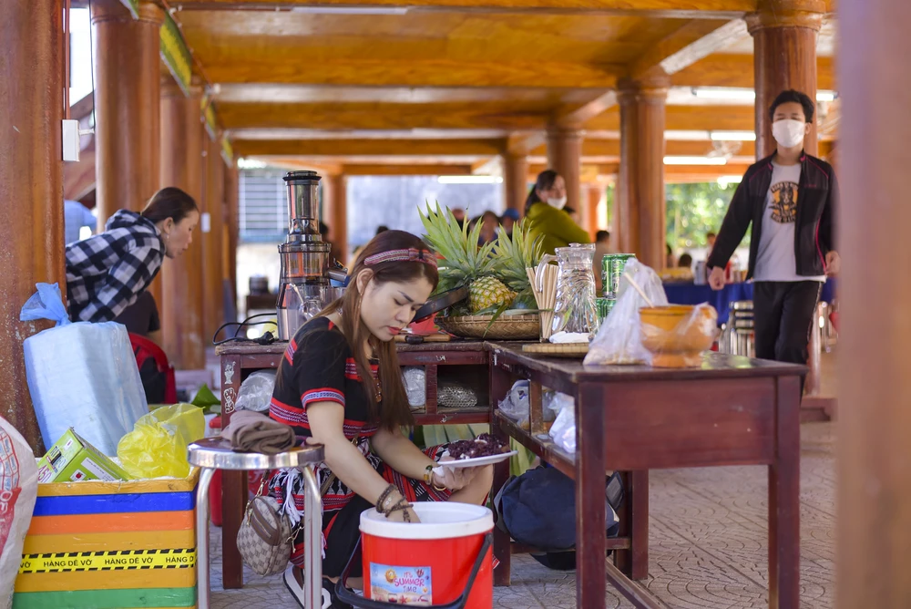 Những món ẩm thực được bày bán.