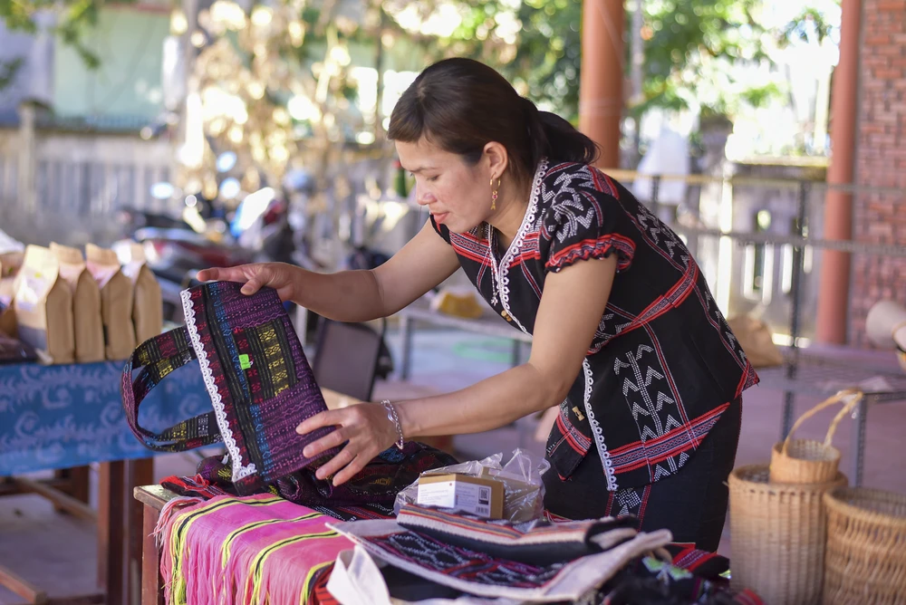 Ngoài thưởng thức những món ăn thì du khách có thể mua những sản phẩm làm từ thổ cẩm về làm quà cho bạn bè, người thân.