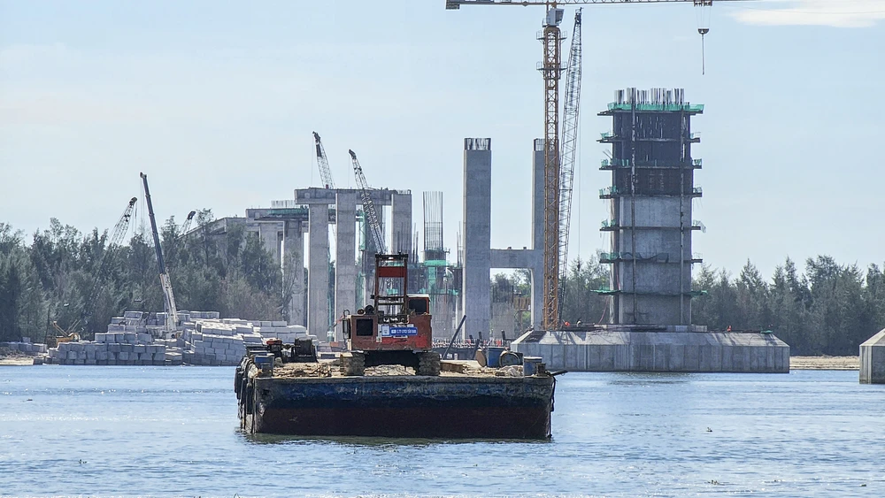 Công trình còn kết nối thông suốt với tuyến đường bộ ven biển quốc gia đã quy hoạch, tạo điều kiện thuận lợi cho vận tải theo hướng Bắc - Nam và tăng tính kết nối đến các các cảng biển, khu kinh tế, khu công nghiệp trọng điểm ven biển miền Trung.