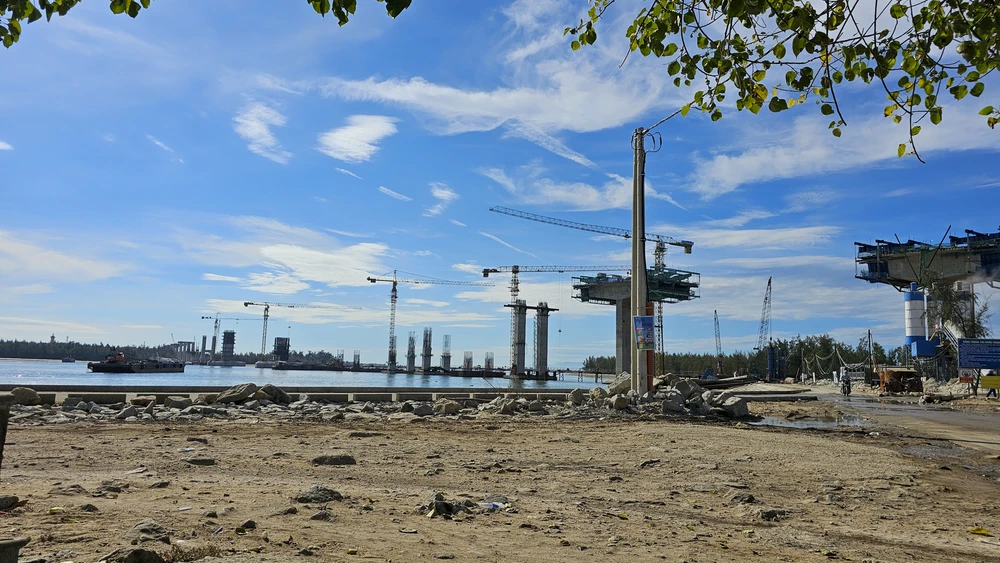 Cầu bắc qua cửa biển Thuận An được khởi công vào tháng 2-2022, tổng vốn đầu tư 2.400 tỉ đồng.