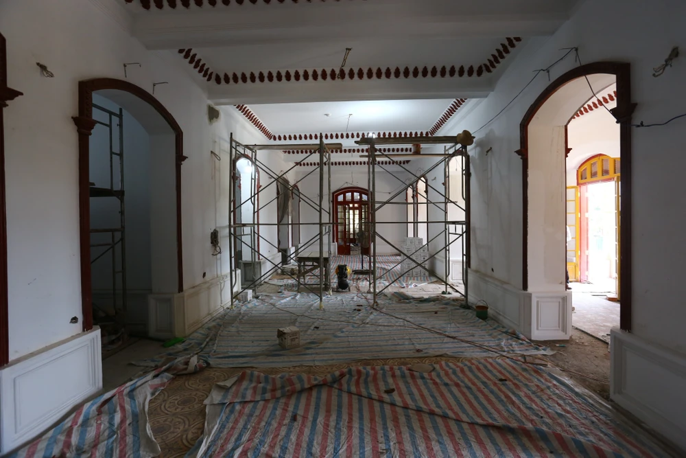 Nội thất bên trong điện Kiến Trung đang được thi công.