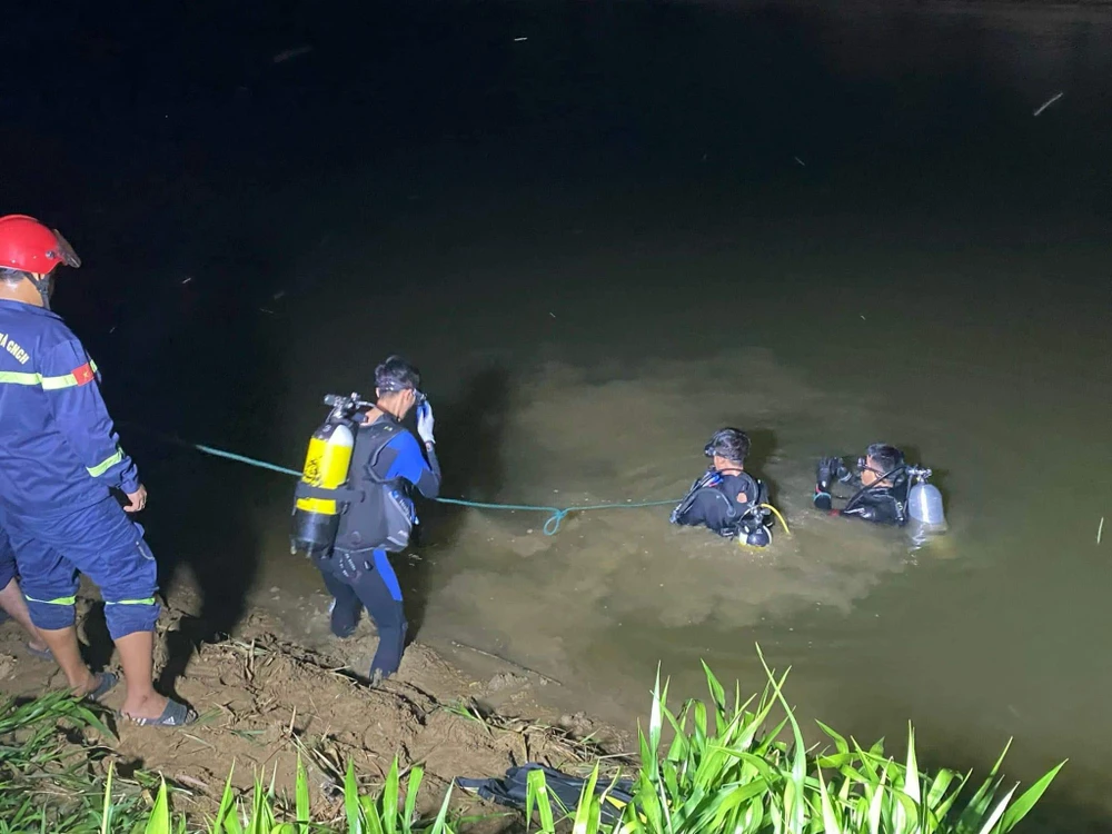 Lực lượng chức năng tìm kiếm người mất tích. Ảnh: Phòng CS PCCC&amp;CNCH Quảng Trị.