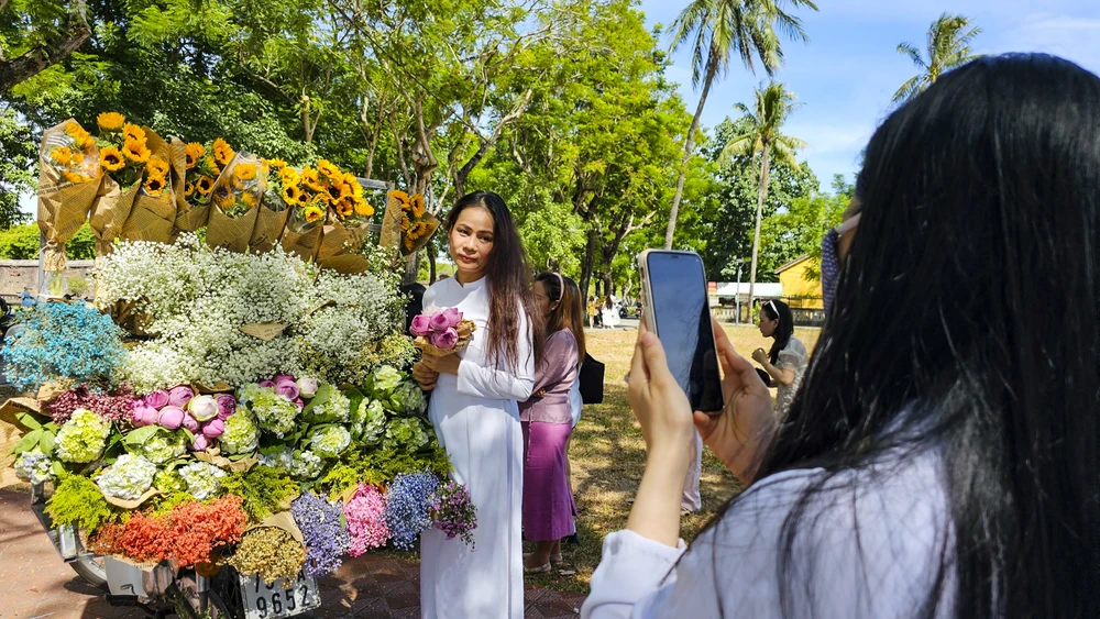 Hình ảnh chiếc xe chở đầy hoa trên đường phố như một đặc sản của Hà Nội khi vào thu. Nhưng những ngày qua, trên mạng xã hội, đặc sản mùa thu Hà Nội ấy xuất hiện trên nhiều tỉnh thành.