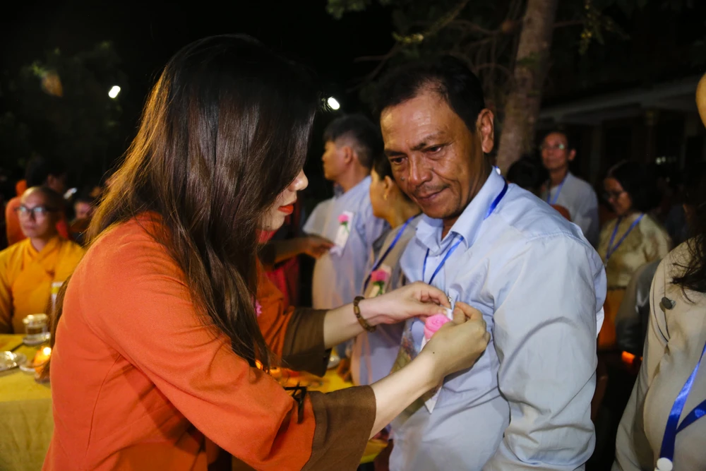 Người còn cha, còn mẹ sẽ được cài bông hoa hồng màu hồng. Người mất cha hoặc mẹ được cài bông hoa hồng trắng.